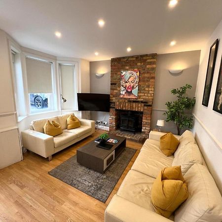 Great 4 Bedroom House - Great Location - Garden - Parking - Fast Wifi - Smart Tv - Newly Decorated - Sleeps Up To 8! Only 10 Mins Drive To Sandbanks Beach! Close To Poole & Bournemouth المظهر الخارجي الصورة