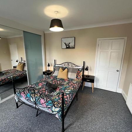 Great 4 Bedroom House - Great Location - Garden - Parking - Fast Wifi - Smart Tv - Newly Decorated - Sleeps Up To 8! Only 10 Mins Drive To Sandbanks Beach! Close To Poole & Bournemouth المظهر الخارجي الصورة