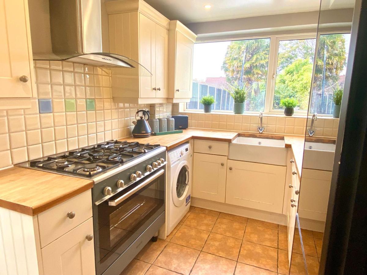 Great 4 Bedroom House - Great Location - Garden - Parking - Fast Wifi - Smart Tv - Newly Decorated - Sleeps Up To 8! Only 10 Mins Drive To Sandbanks Beach! Close To Poole & Bournemouth المظهر الخارجي الصورة