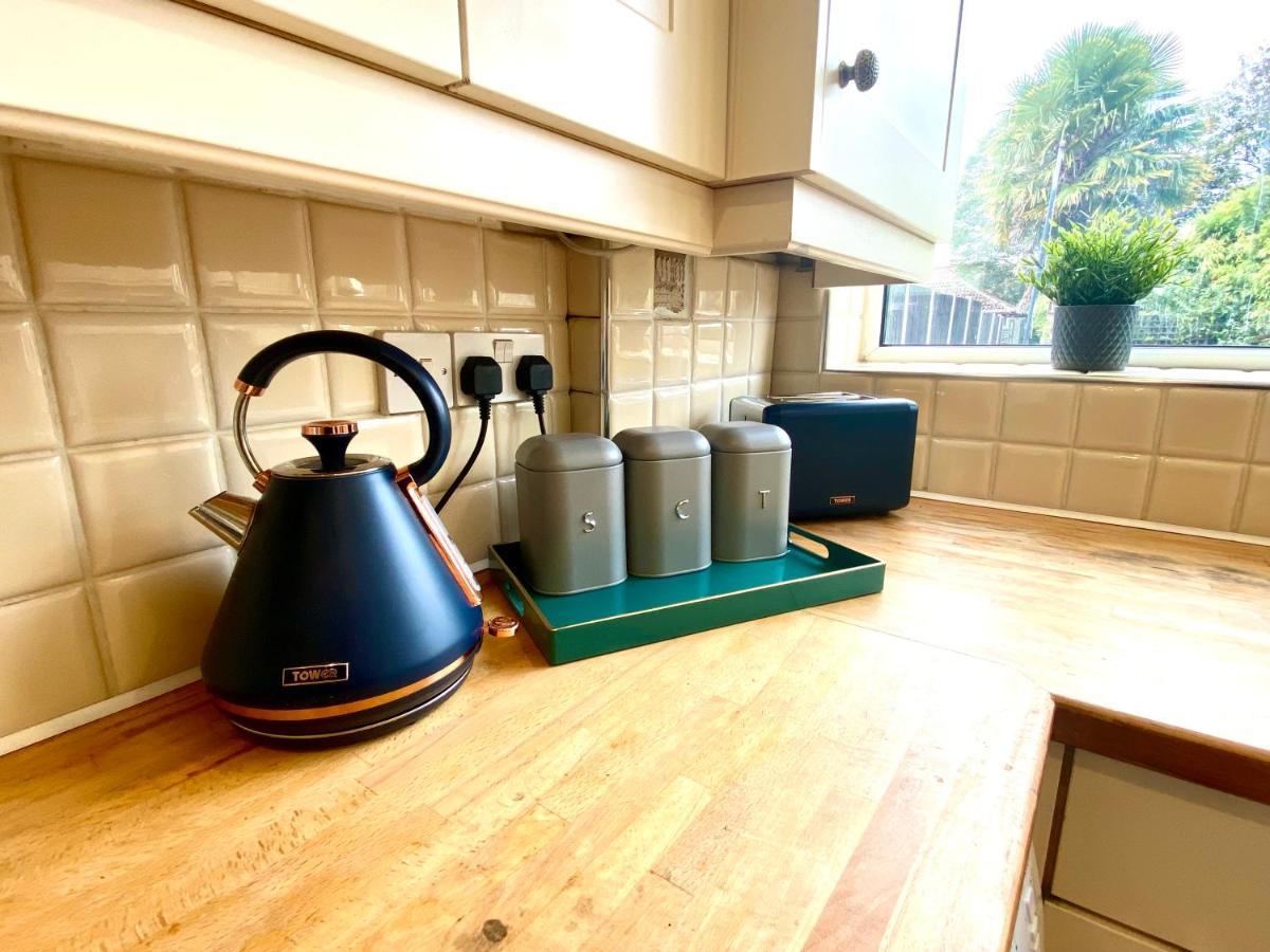 Great 4 Bedroom House - Great Location - Garden - Parking - Fast Wifi - Smart Tv - Newly Decorated - Sleeps Up To 8! Only 10 Mins Drive To Sandbanks Beach! Close To Poole & Bournemouth المظهر الخارجي الصورة