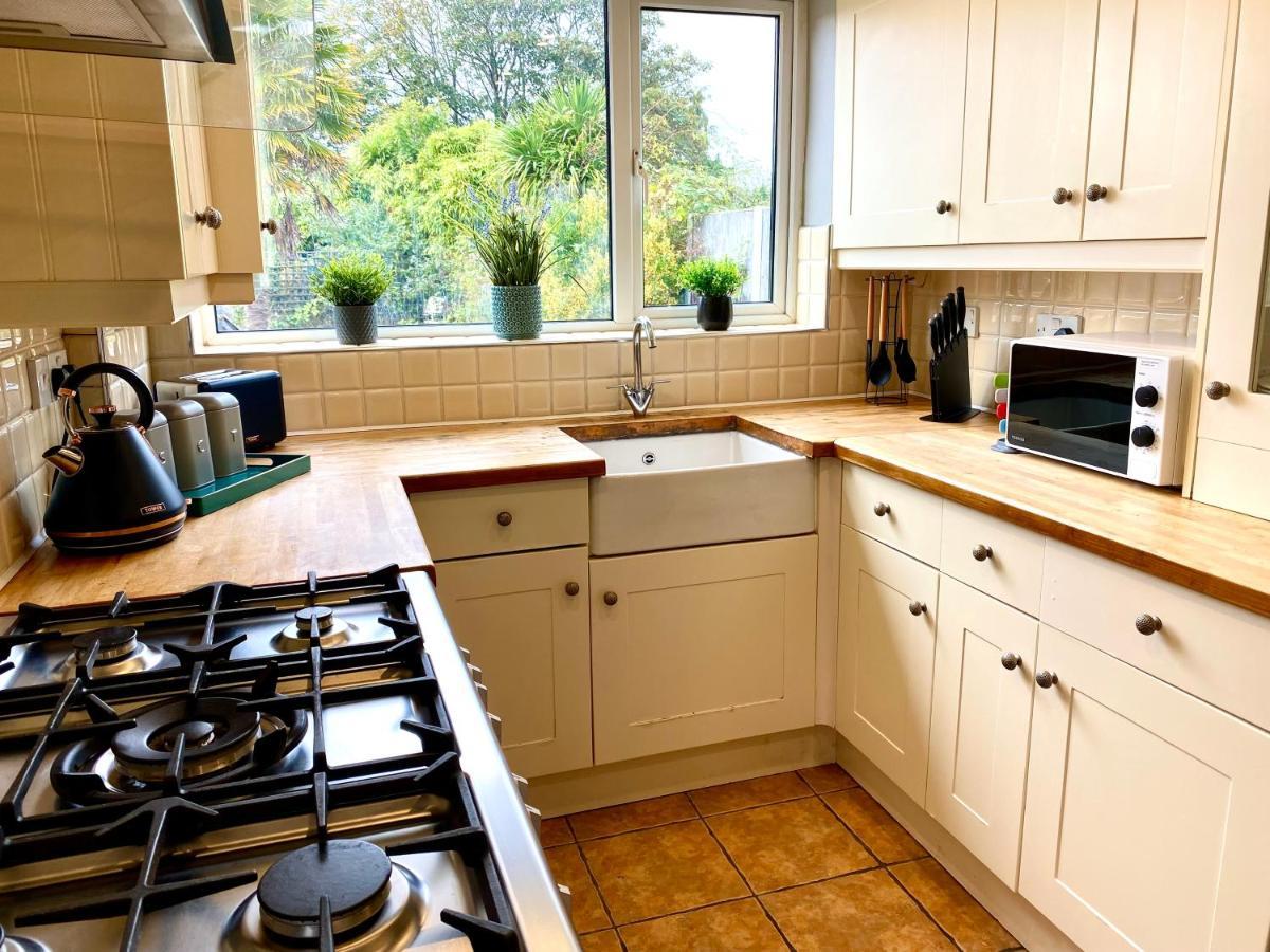 Great 4 Bedroom House - Great Location - Garden - Parking - Fast Wifi - Smart Tv - Newly Decorated - Sleeps Up To 8! Only 10 Mins Drive To Sandbanks Beach! Close To Poole & Bournemouth المظهر الخارجي الصورة