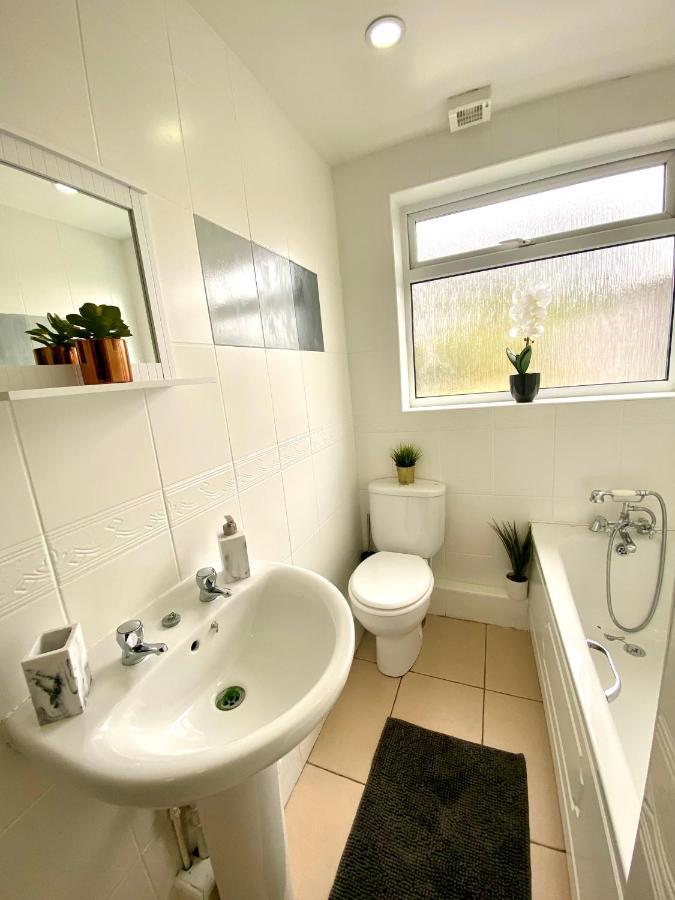 Great 4 Bedroom House - Great Location - Garden - Parking - Fast Wifi - Smart Tv - Newly Decorated - Sleeps Up To 8! Only 10 Mins Drive To Sandbanks Beach! Close To Poole & Bournemouth المظهر الخارجي الصورة