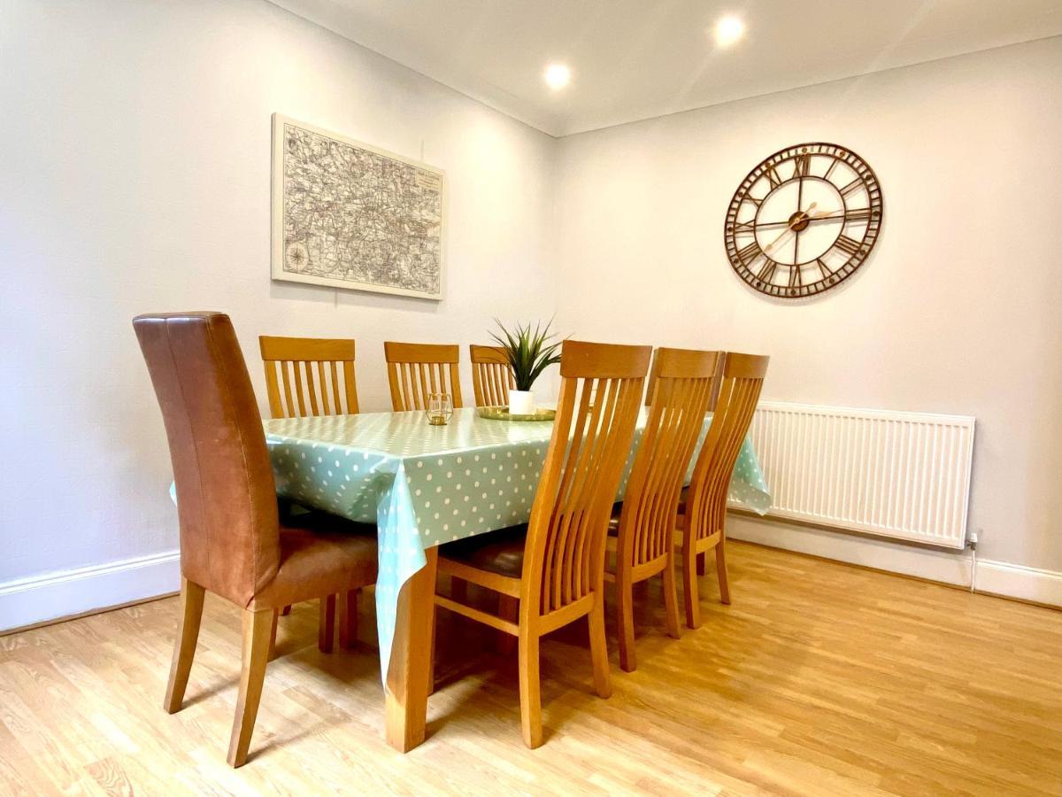 Great 4 Bedroom House - Great Location - Garden - Parking - Fast Wifi - Smart Tv - Newly Decorated - Sleeps Up To 8! Only 10 Mins Drive To Sandbanks Beach! Close To Poole & Bournemouth المظهر الخارجي الصورة