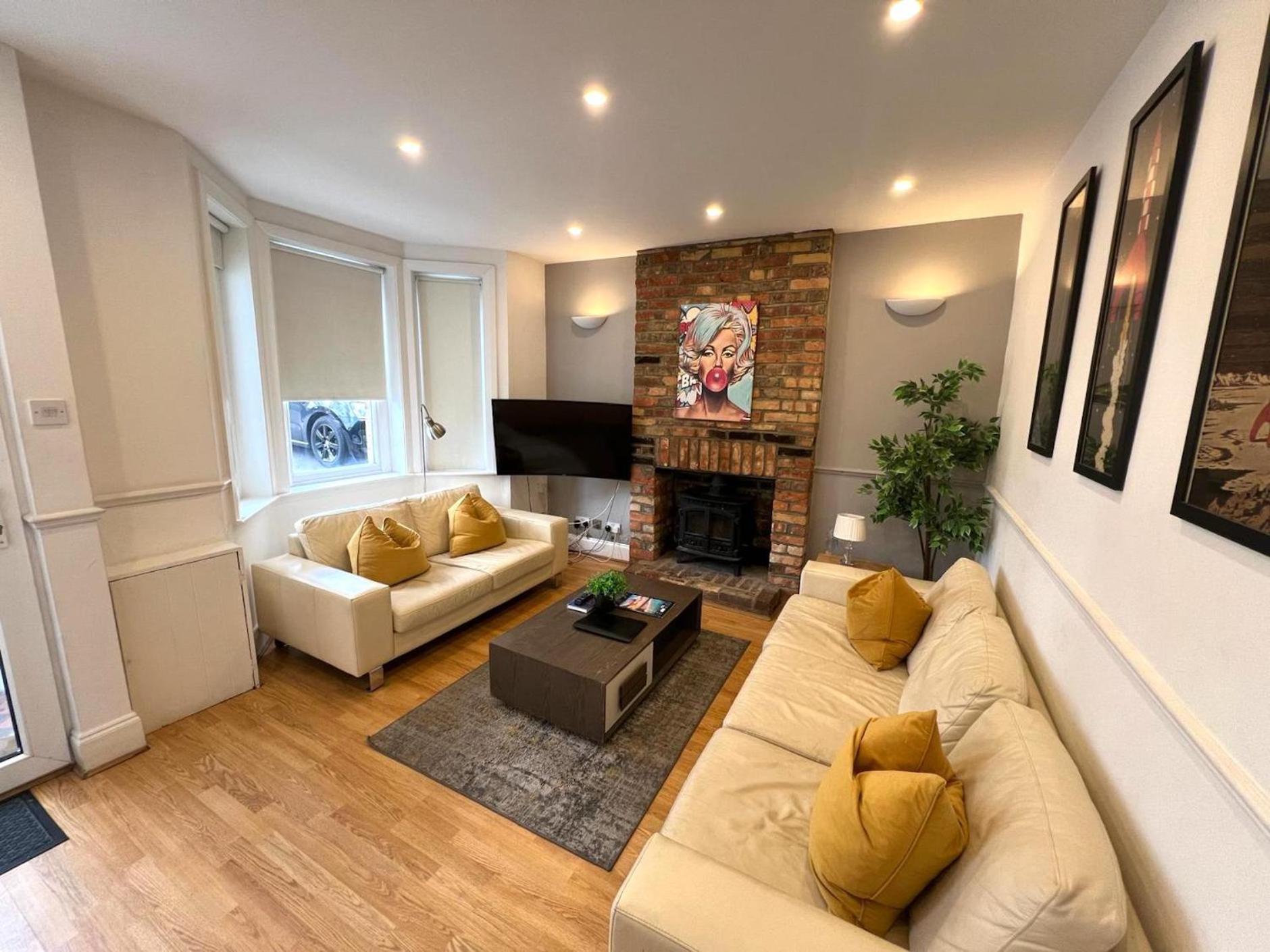 Great 4 Bedroom House - Great Location - Garden - Parking - Fast Wifi - Smart Tv - Newly Decorated - Sleeps Up To 8! Only 10 Mins Drive To Sandbanks Beach! Close To Poole & Bournemouth المظهر الخارجي الصورة