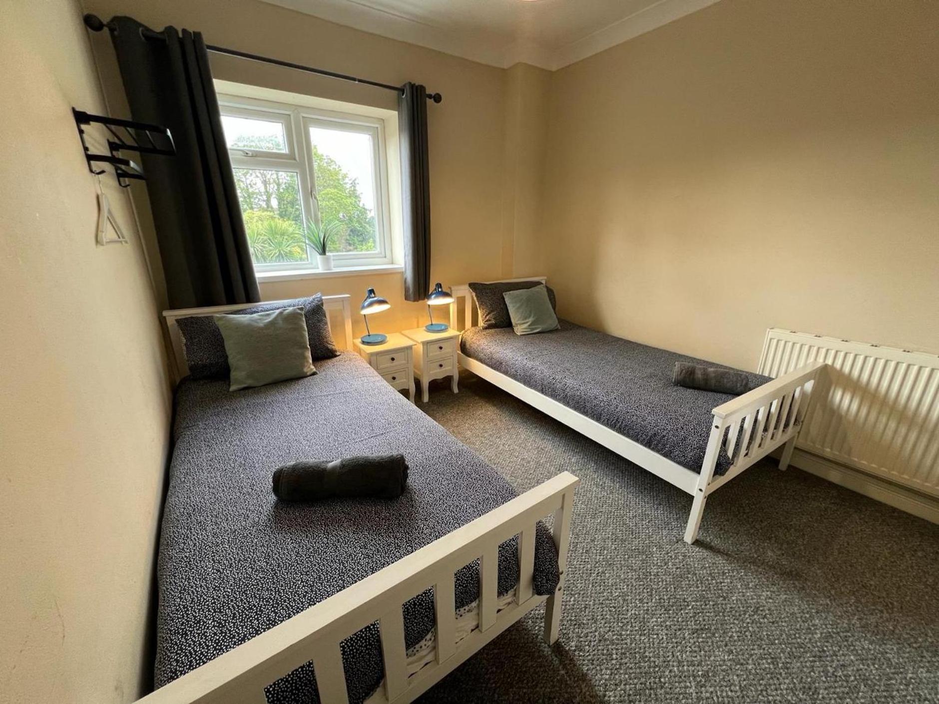 Great 4 Bedroom House - Great Location - Garden - Parking - Fast Wifi - Smart Tv - Newly Decorated - Sleeps Up To 8! Only 10 Mins Drive To Sandbanks Beach! Close To Poole & Bournemouth المظهر الخارجي الصورة