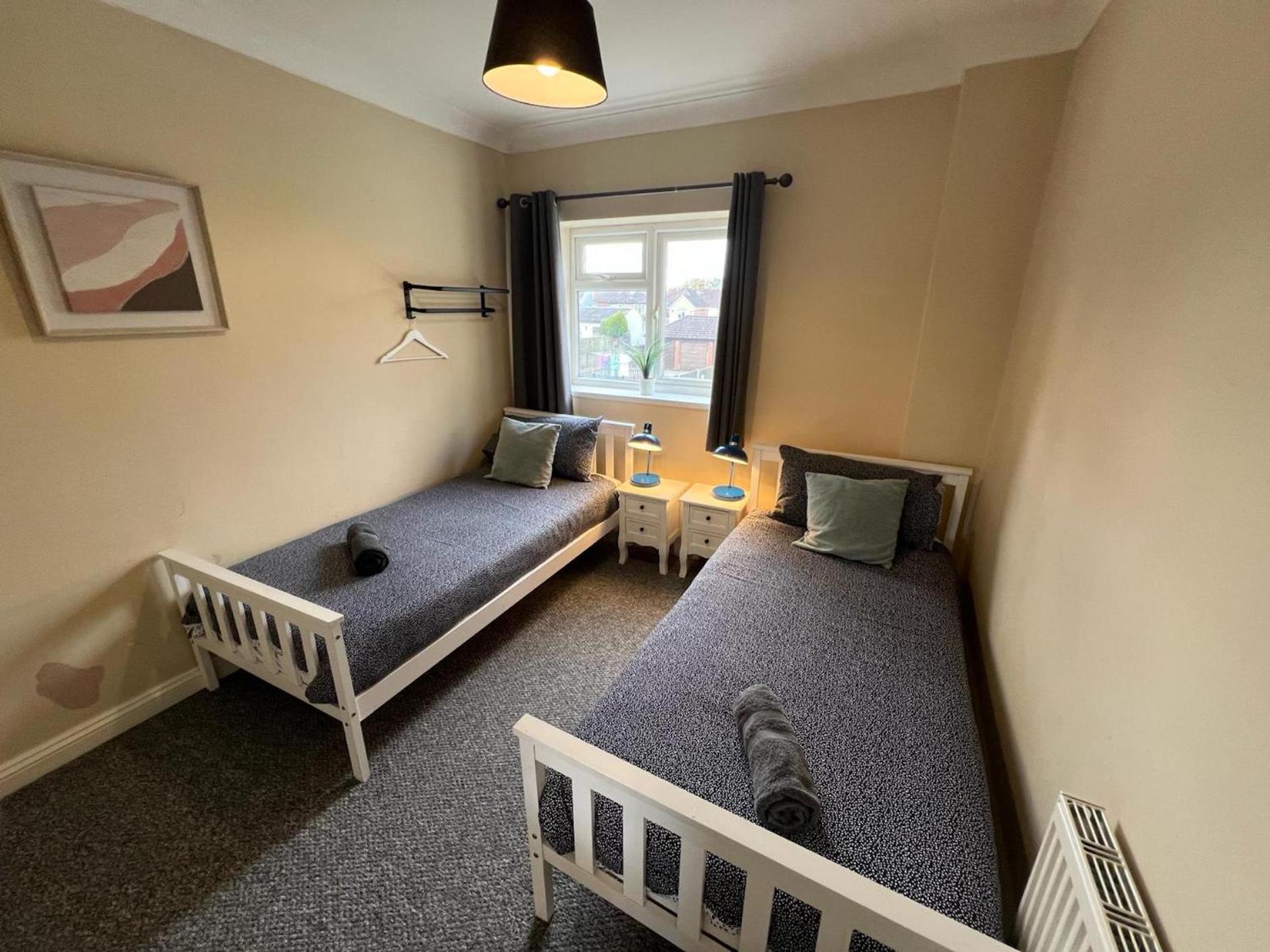 Great 4 Bedroom House - Great Location - Garden - Parking - Fast Wifi - Smart Tv - Newly Decorated - Sleeps Up To 8! Only 10 Mins Drive To Sandbanks Beach! Close To Poole & Bournemouth المظهر الخارجي الصورة
