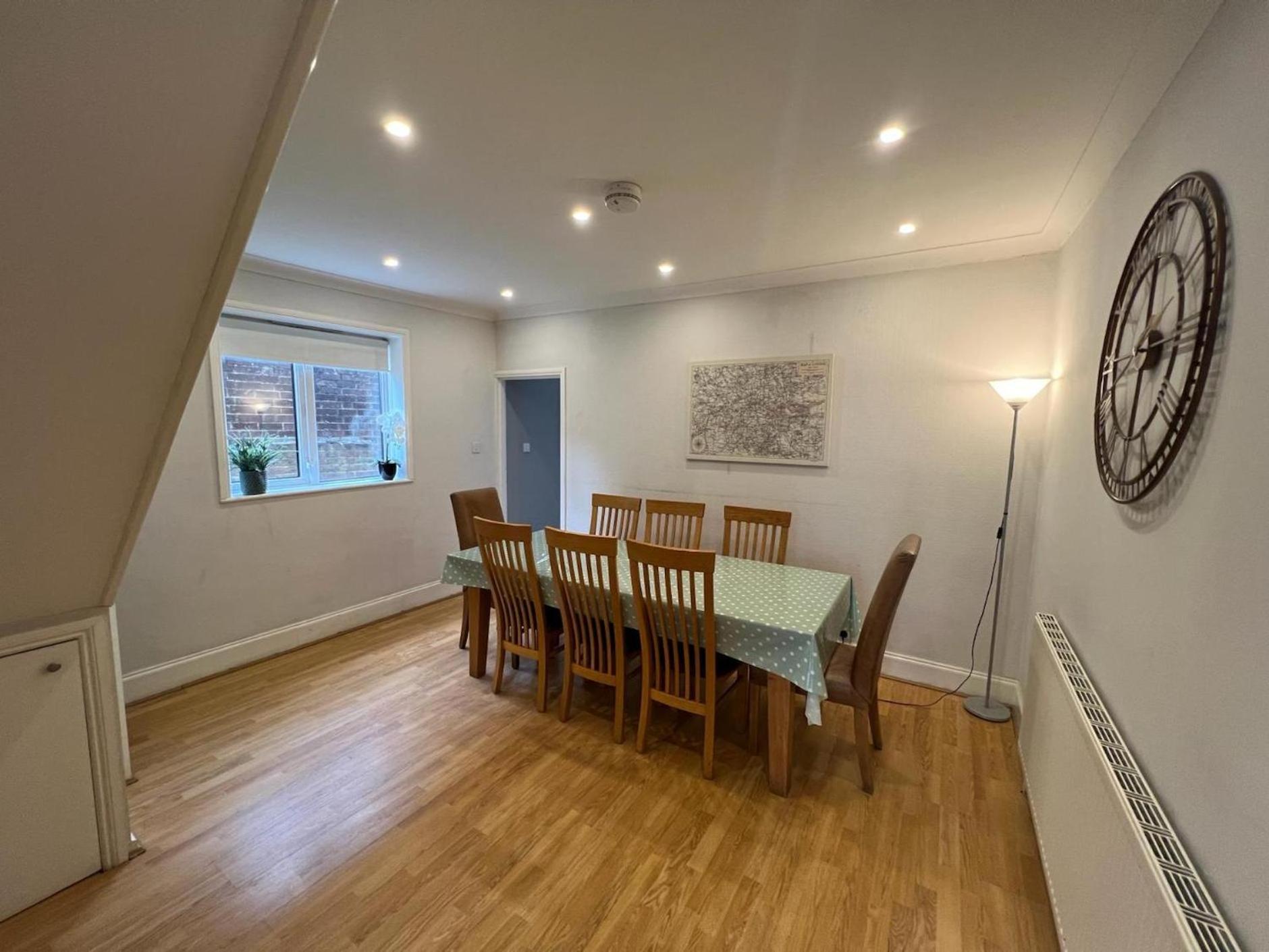 Great 4 Bedroom House - Great Location - Garden - Parking - Fast Wifi - Smart Tv - Newly Decorated - Sleeps Up To 8! Only 10 Mins Drive To Sandbanks Beach! Close To Poole & Bournemouth المظهر الخارجي الصورة