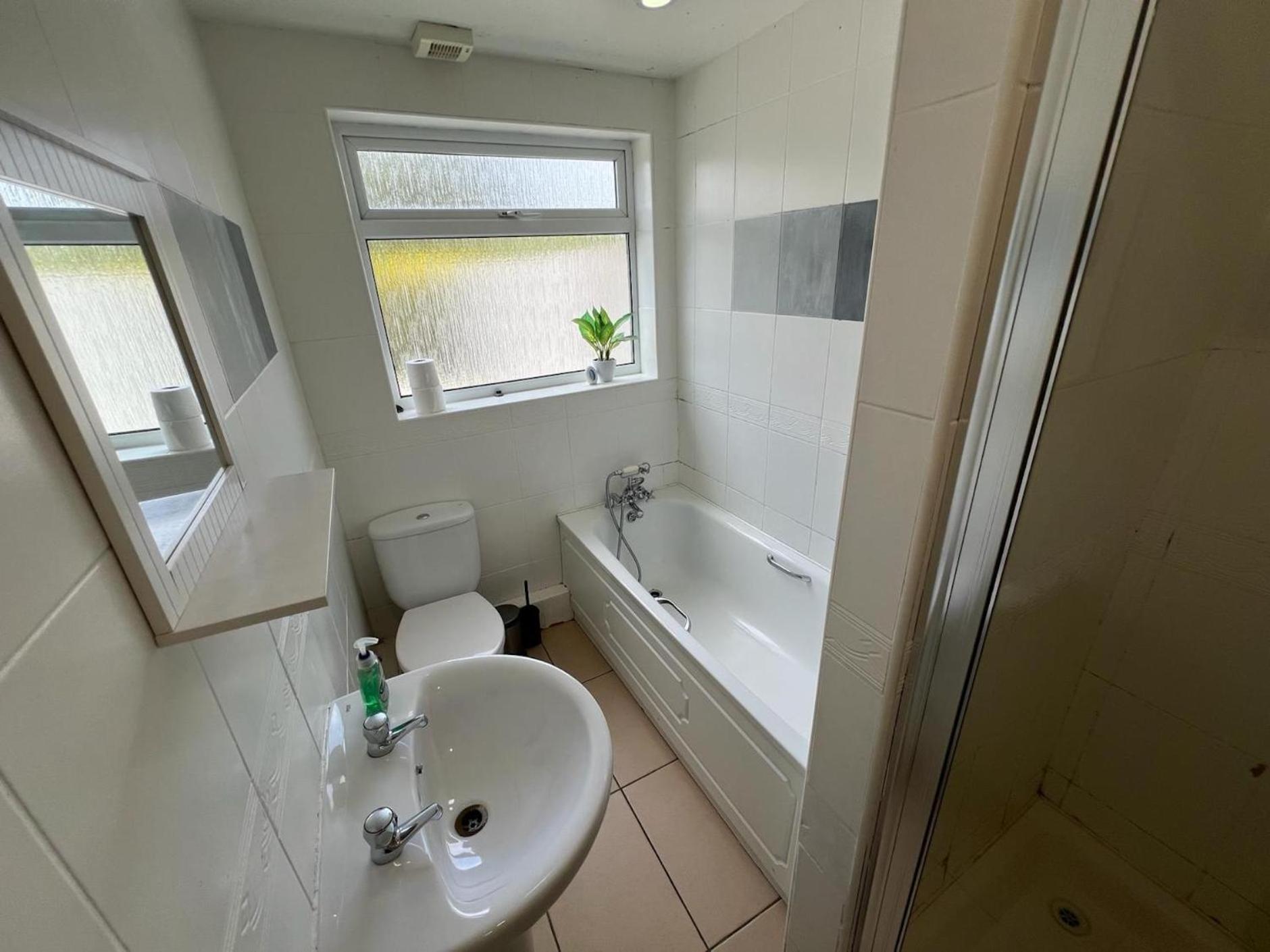 Great 4 Bedroom House - Great Location - Garden - Parking - Fast Wifi - Smart Tv - Newly Decorated - Sleeps Up To 8! Only 10 Mins Drive To Sandbanks Beach! Close To Poole & Bournemouth المظهر الخارجي الصورة
