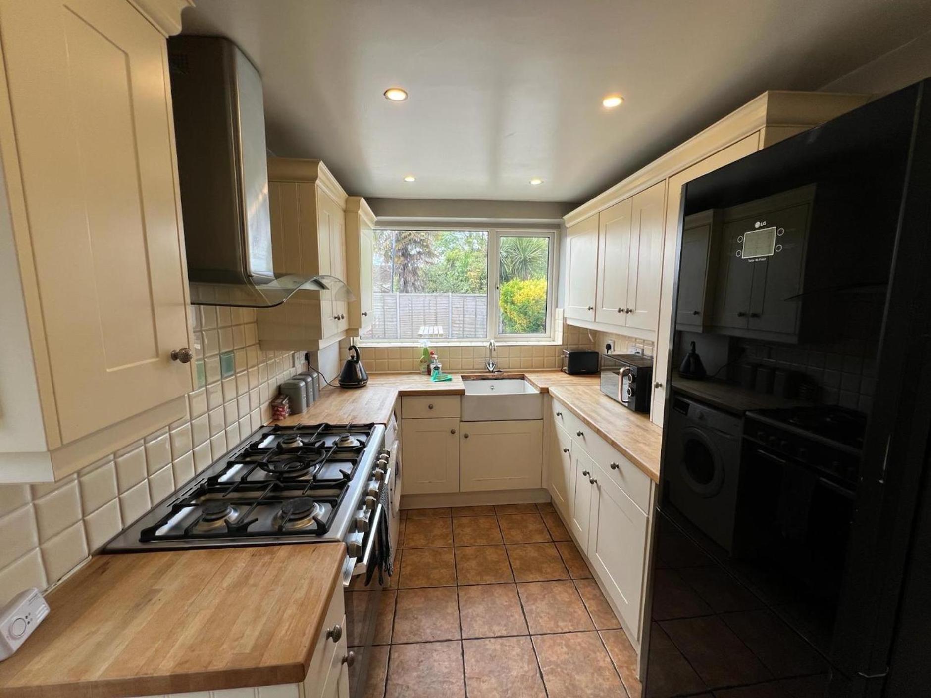 Great 4 Bedroom House - Great Location - Garden - Parking - Fast Wifi - Smart Tv - Newly Decorated - Sleeps Up To 8! Only 10 Mins Drive To Sandbanks Beach! Close To Poole & Bournemouth المظهر الخارجي الصورة