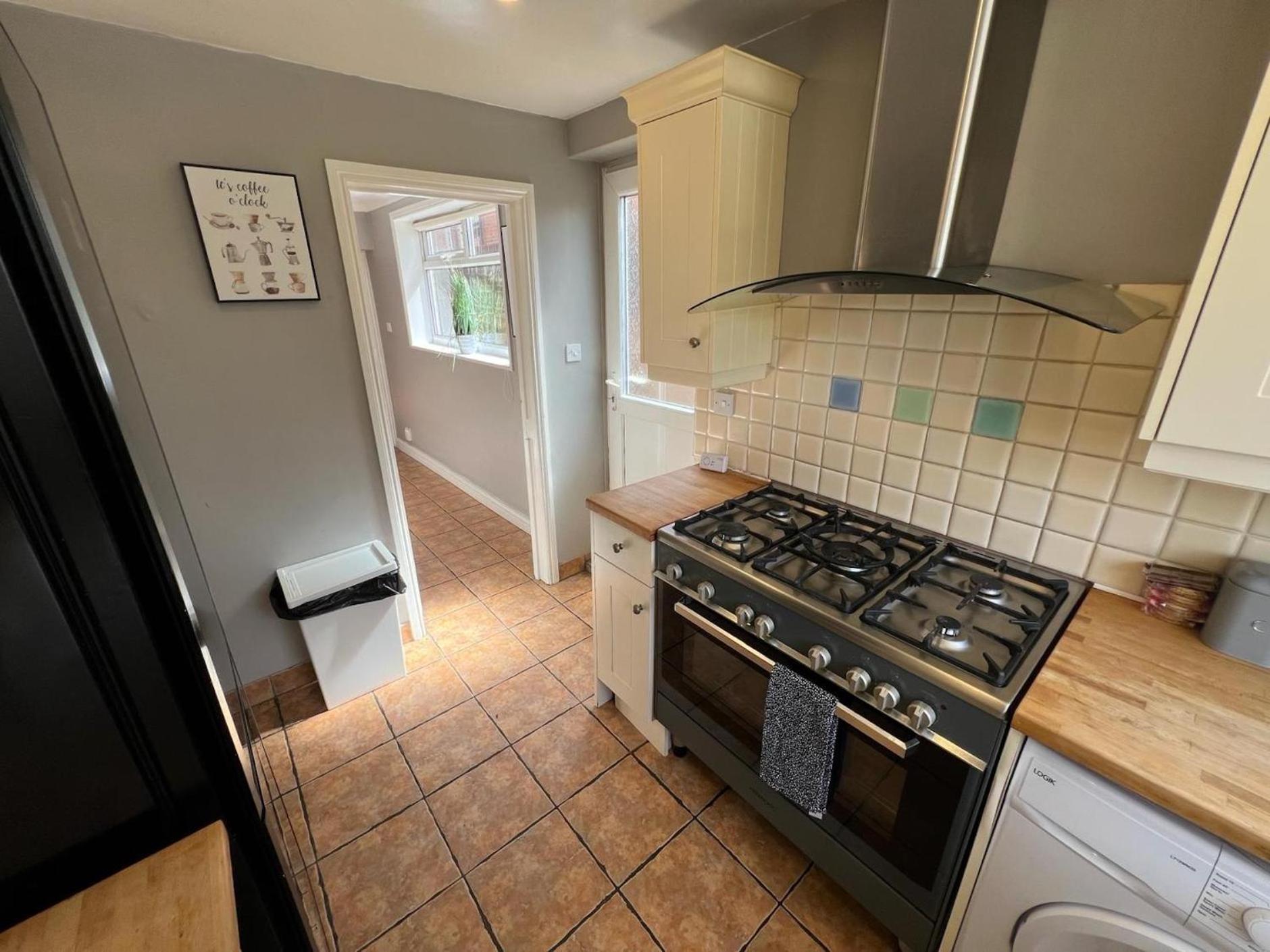 Great 4 Bedroom House - Great Location - Garden - Parking - Fast Wifi - Smart Tv - Newly Decorated - Sleeps Up To 8! Only 10 Mins Drive To Sandbanks Beach! Close To Poole & Bournemouth المظهر الخارجي الصورة