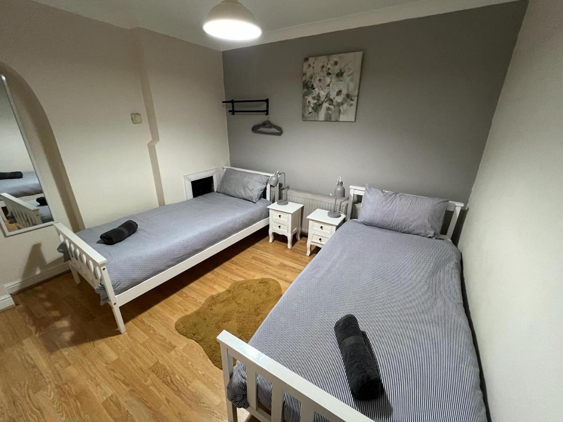 Great 4 Bedroom House - Great Location - Garden - Parking - Fast Wifi - Smart Tv - Newly Decorated - Sleeps Up To 8! Only 10 Mins Drive To Sandbanks Beach! Close To Poole & Bournemouth المظهر الخارجي الصورة
