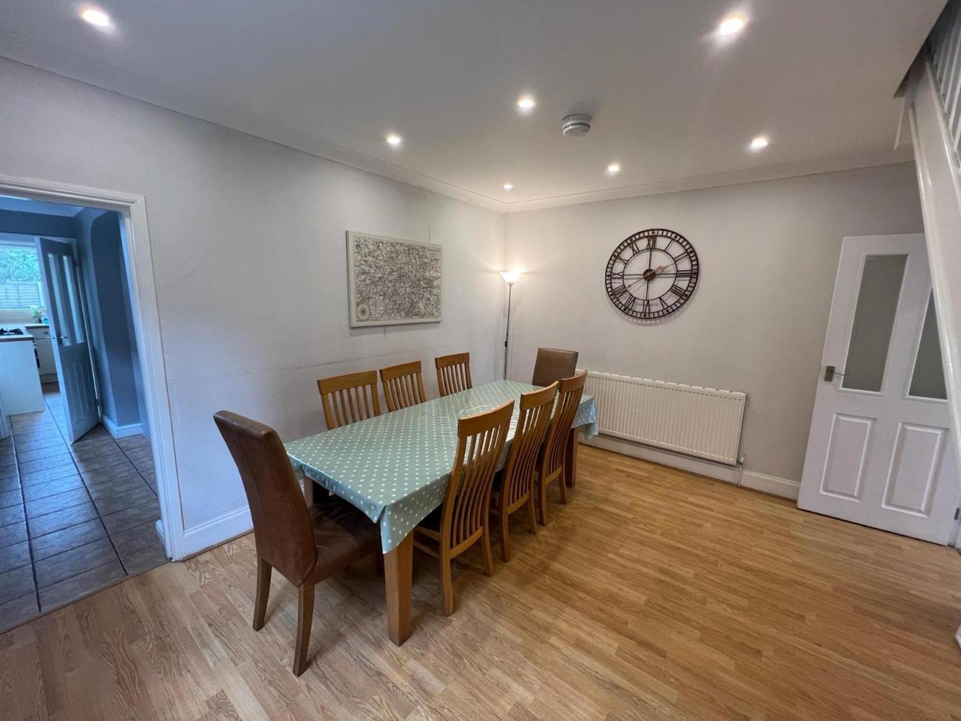 Great 4 Bedroom House - Great Location - Garden - Parking - Fast Wifi - Smart Tv - Newly Decorated - Sleeps Up To 8! Only 10 Mins Drive To Sandbanks Beach! Close To Poole & Bournemouth المظهر الخارجي الصورة
