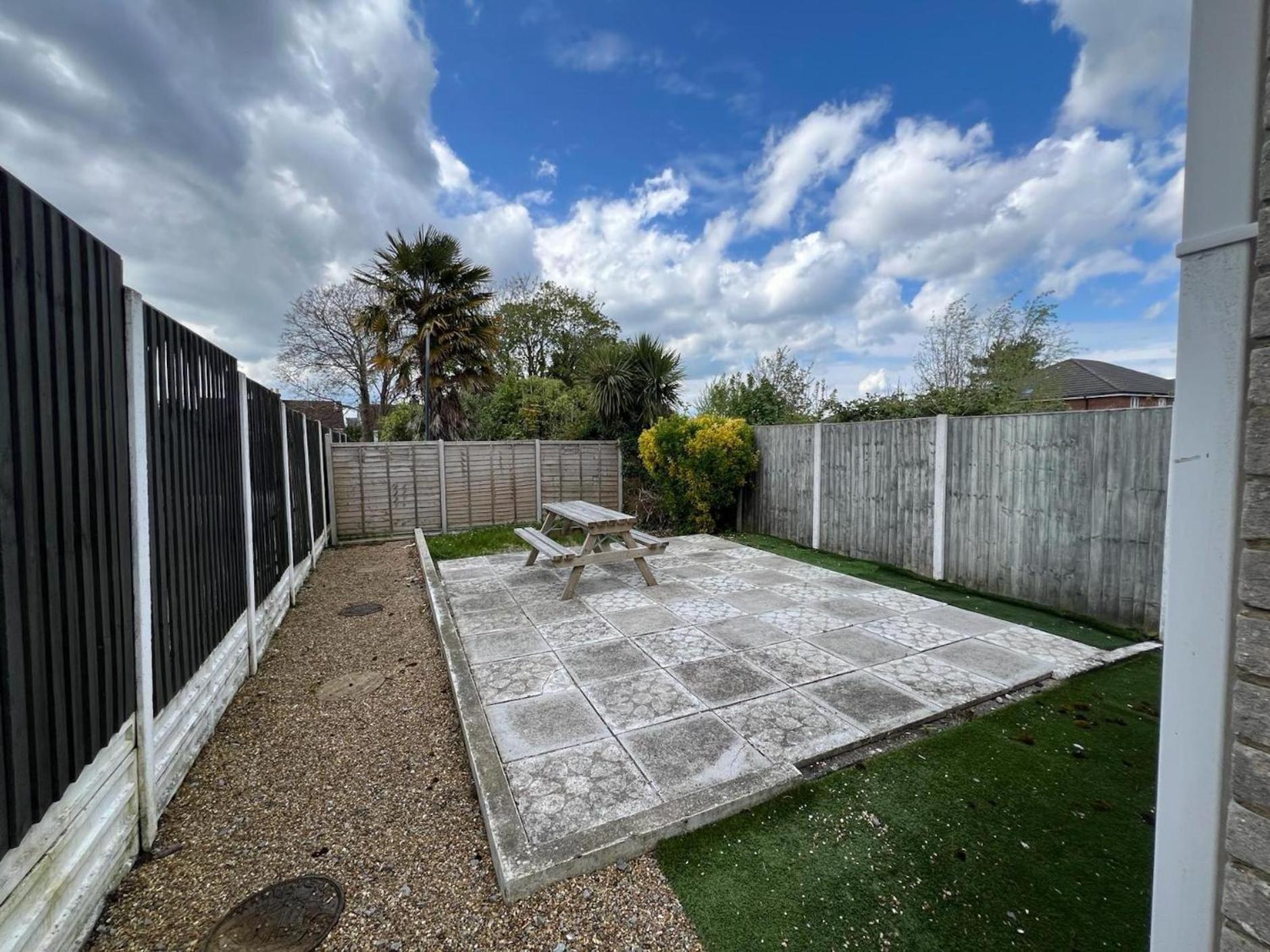 Great 4 Bedroom House - Great Location - Garden - Parking - Fast Wifi - Smart Tv - Newly Decorated - Sleeps Up To 8! Only 10 Mins Drive To Sandbanks Beach! Close To Poole & Bournemouth المظهر الخارجي الصورة