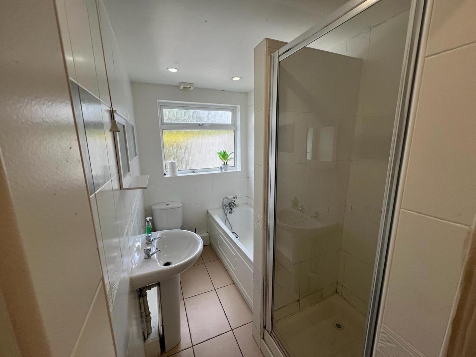 Great 4 Bedroom House - Great Location - Garden - Parking - Fast Wifi - Smart Tv - Newly Decorated - Sleeps Up To 8! Only 10 Mins Drive To Sandbanks Beach! Close To Poole & Bournemouth المظهر الخارجي الصورة