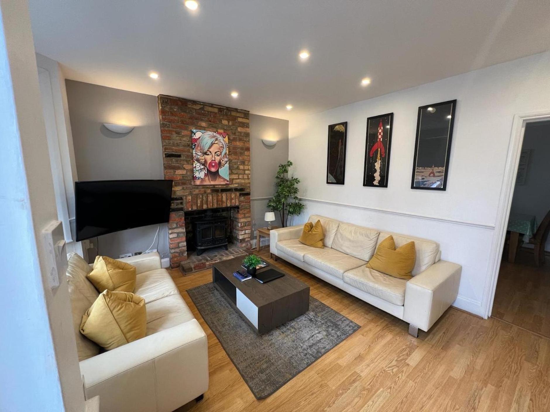 Great 4 Bedroom House - Great Location - Garden - Parking - Fast Wifi - Smart Tv - Newly Decorated - Sleeps Up To 8! Only 10 Mins Drive To Sandbanks Beach! Close To Poole & Bournemouth المظهر الخارجي الصورة
