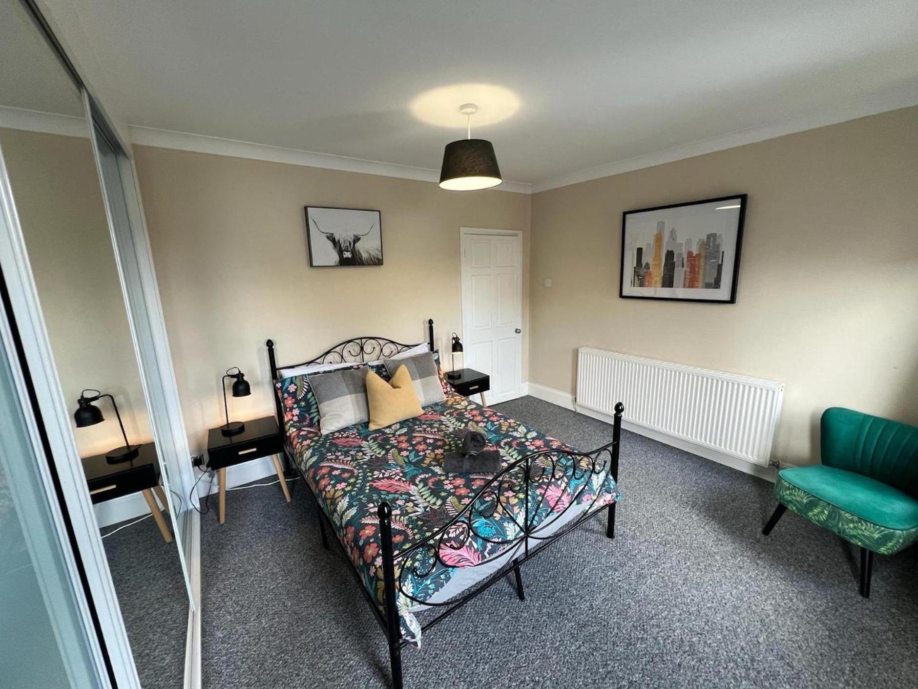 Great 4 Bedroom House - Great Location - Garden - Parking - Fast Wifi - Smart Tv - Newly Decorated - Sleeps Up To 8! Only 10 Mins Drive To Sandbanks Beach! Close To Poole & Bournemouth المظهر الخارجي الصورة