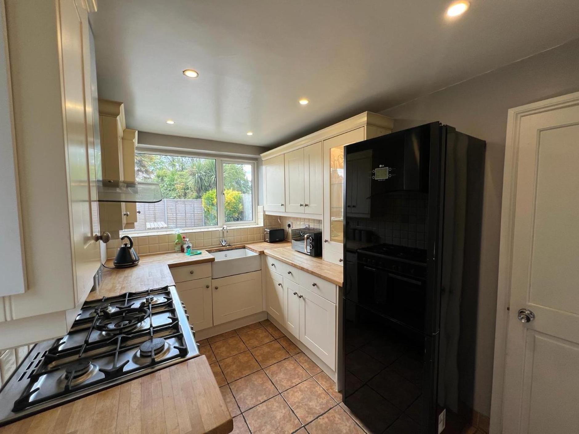 Great 4 Bedroom House - Great Location - Garden - Parking - Fast Wifi - Smart Tv - Newly Decorated - Sleeps Up To 8! Only 10 Mins Drive To Sandbanks Beach! Close To Poole & Bournemouth المظهر الخارجي الصورة